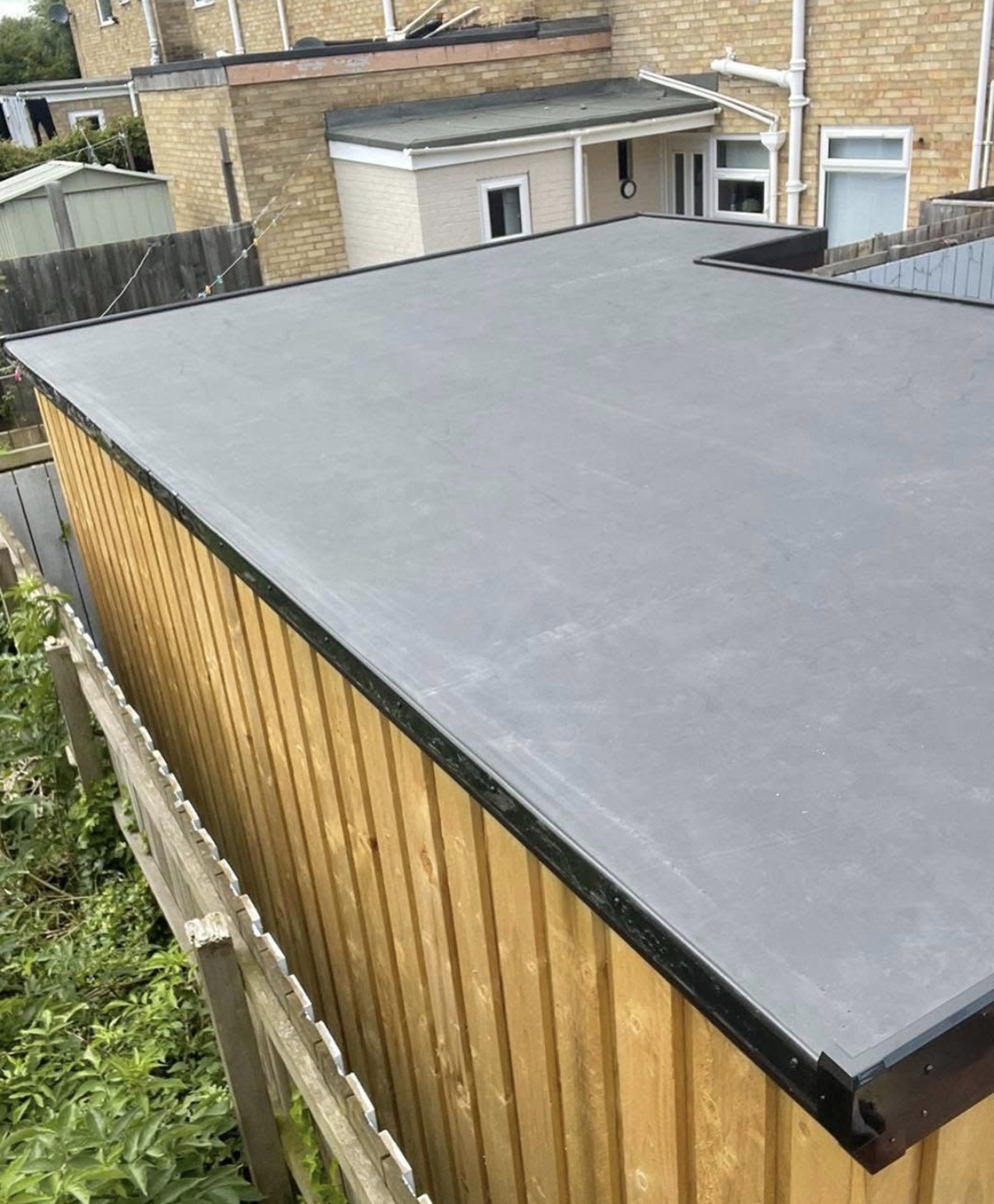 Single-ply flat roof with trims and outlets
